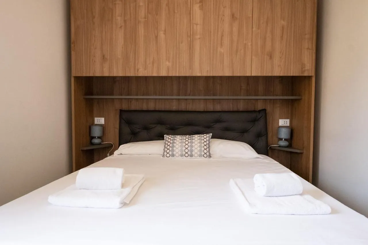 Scuderia Apartments Σιρμιόνε